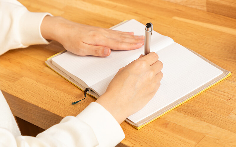 勉強会の際にノートにメモを取っている様子